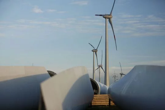 Ein Windpark, im Vordergrund liegen neue Rotoren für das Repowering.