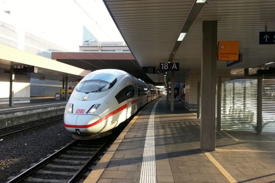 Ein ICE steht an einem Bahnsteig in Düsseldorf