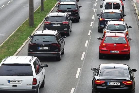 Stau auf einer Hauptstraße in Nürnberg.