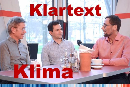 Özden Terli, Stefan Rahmstorf und Volker Quaschning unterhalten sich am Cafétisch, dazu der Schriftzug "Klartext Klima".