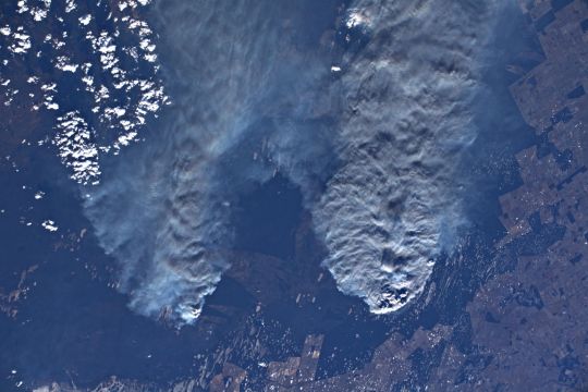 Satellitenbild mit riesigen Rauchwolken über Australien.
