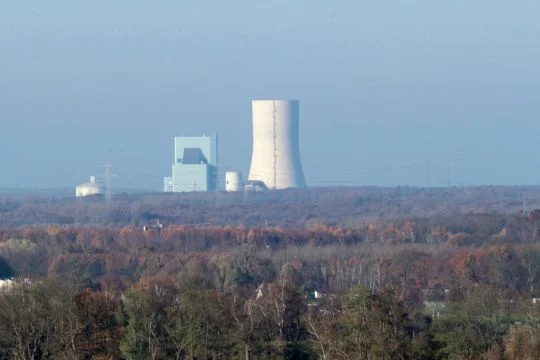 Kraftwerk Datteln 4 mit dem 180 Meter hohen Kühlturm hinter einem Wald, vom Deusenberg bei Dortmund aufgenommen.