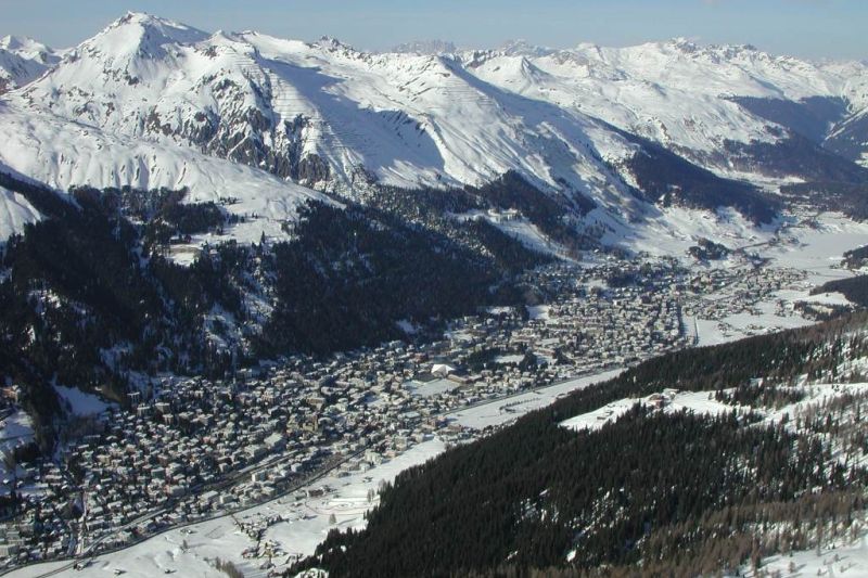 Luftbild von Davos in der Schweiz, im Hintergrund schneebedeckte Berge