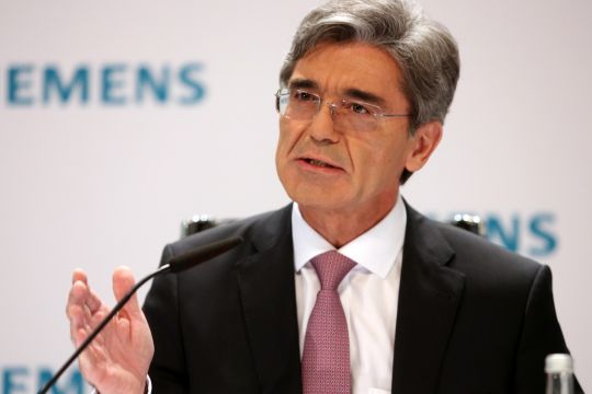 Joe Kaeser spricht am Mikro, im Hintergrund der Siemens-Schriftzug.