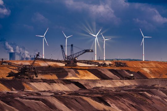 Bagger im Tagebau Garzweiler bei Mönchengladbach – im Hintergrund einige Windräder.