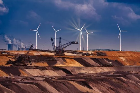 Bagger im Tagebau Garzweiler bei Mönchengladbach – im Hintergrund einige Windräder.