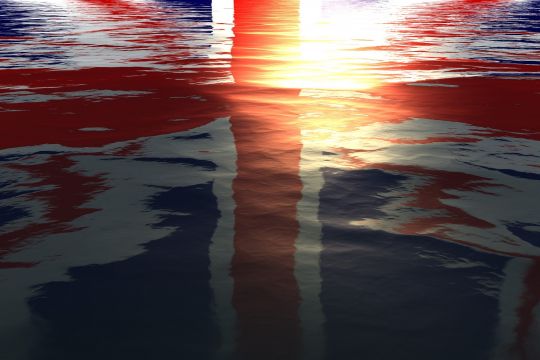 Die britische Flagge spiegelt sich in Wasser