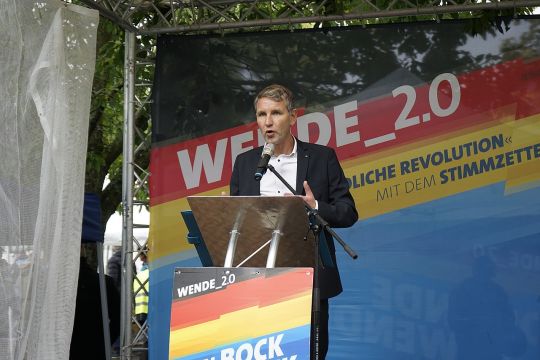 Björn Höcke spricht auf einer Veranstaltungsbühne, hinter ihm der Slogan: "Wende 2.0 – friedliche Revolution mit dem Stimmzettel".