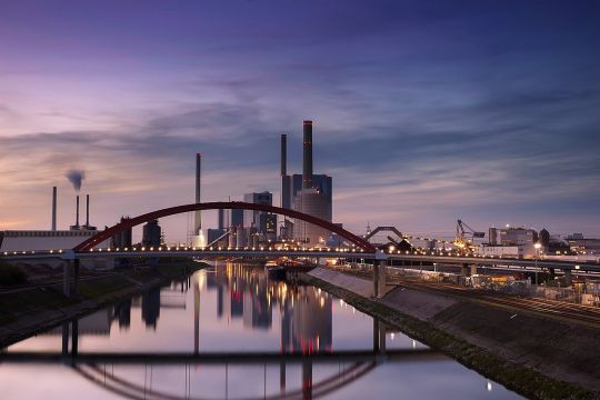 Großkraftwerk Mannheim am Abend, vom Rheinauhafen aus gesehen.