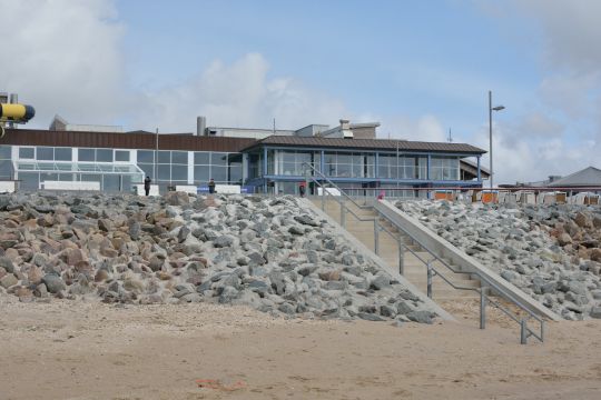 Steinschüttung vor einem Strandrestaurant am Nordseebadeort Büsum im Landkreis Dithmarschen.