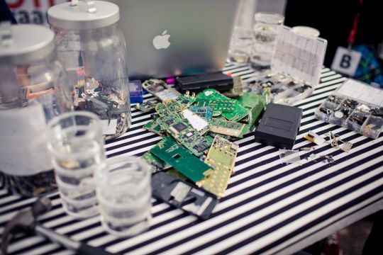 Smartphone-Teile liegen auf einem Labortisch.