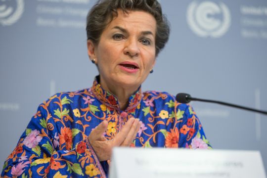 Christiana Figueres spricht in Mikro