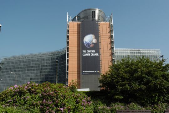 Das Berlaymont-Gebäude, Sitz der EU-Kommission, mit einem Banner: 