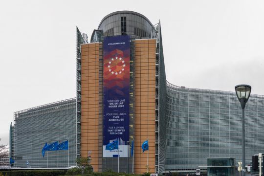 Sitz der EU-Kommission mit einem dreisprachigen Banner: 