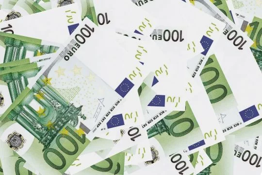 Ein Haufen 100-Euro-Scheine
