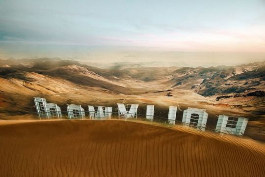 Die berühmten Hollywood-Buchstaben von hinten oben betrachtet, das Land davor ist verödet.