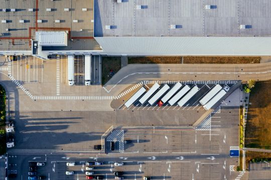 Ein Warenverteilzentrum aus der Vogelperspektive.