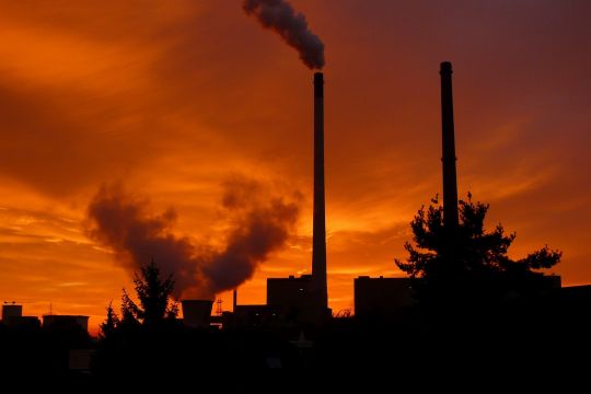 Sonnenaufgang über Meckinghoven, im Hintergrund rauchende Schornsteine des alten Kohlekraftwerks Datteln.