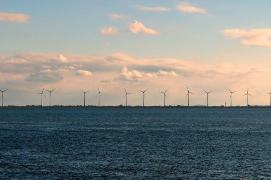 Offshore-Windräder am Meereshorizont.