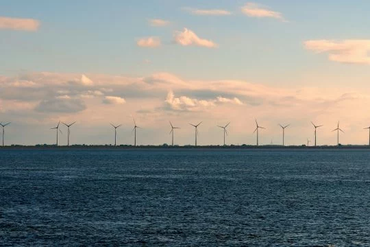 Offshore-Windräder am Meereshorizont.