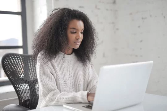 Frau arbeitet an Laptop