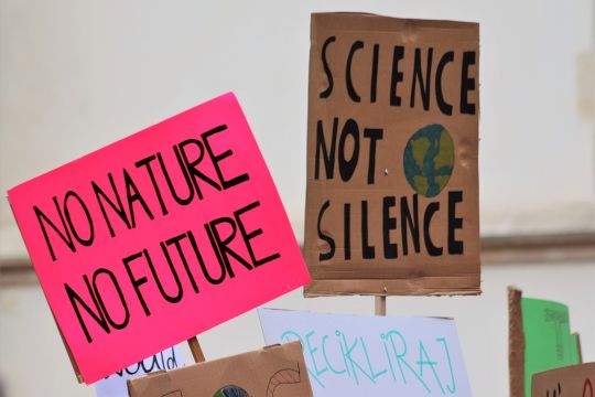 Farbige Demonstrationsschilder: "No nature, no future" – "Science not slilence"