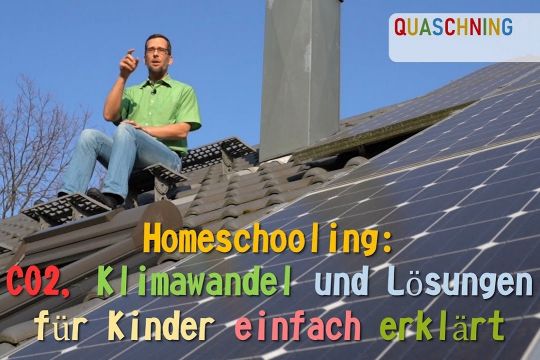Volker Quaschning sitzt auf dem Dach und erklärt.