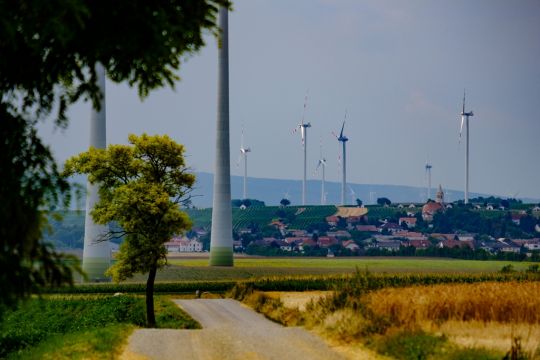 Windräder bei Petronell in Niederösterreich.