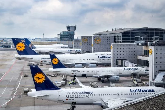 Mehrere Lufthansa-Flugzeuge stehen auf dem Flughafen Franfurt.