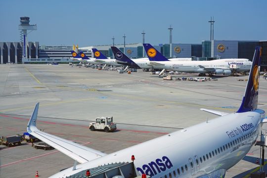 Etliche Flugzeuge der Lufthansa stehen auf dem Flughafen Frankfurt am Main herum.