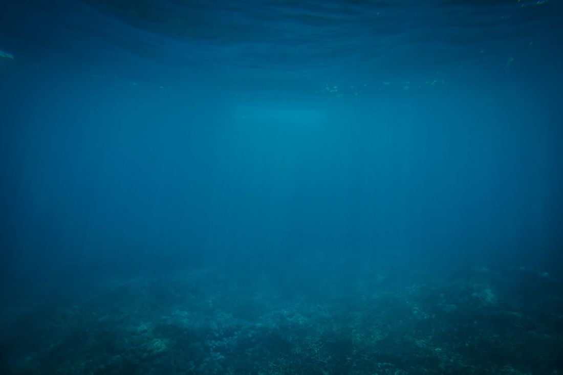 Getrübter blauer Ozean von unter Wasser gesehen
