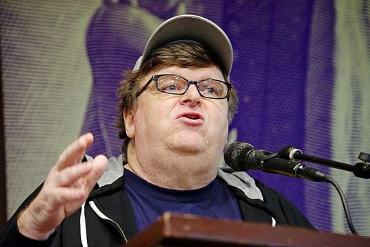 Michael Moore spricht in Mikro