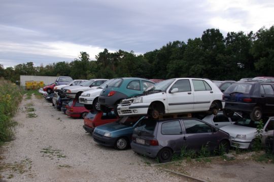 Wegen der Umweltprämie überfüllter Autofriedhof in Nordbayern, September 2009.