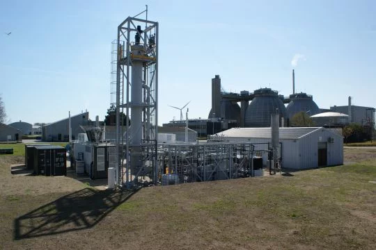 Anlage mit einigen Containern und einem Turm.