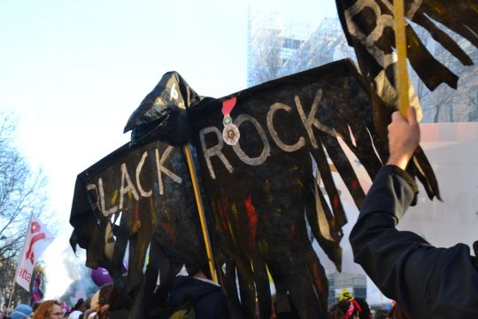 Schwarze Protestfahne gegen Blackrock bei einer Demo in Frankreich
