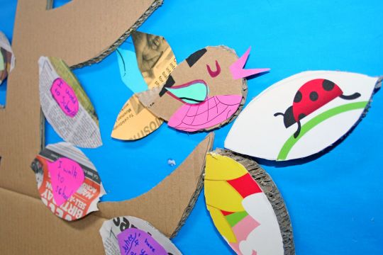 Kinderbastelei: Vogel und Marienkäfer auf Baum aus Papier
