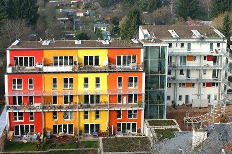 Farbiges fünfstöckiges Passivhaus in Frankfurt-Bockenheim.