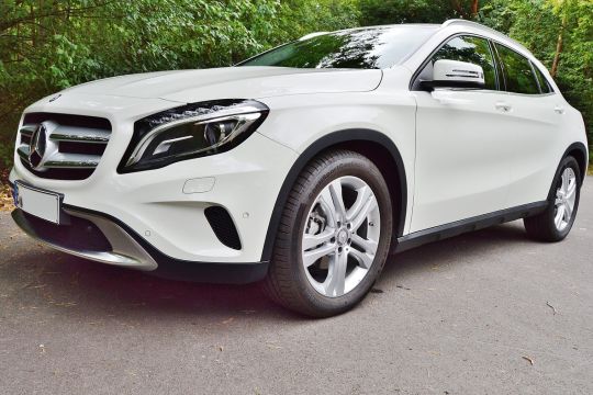 Weißer Mercedes-SUV von schräg vorn unten gesehen.