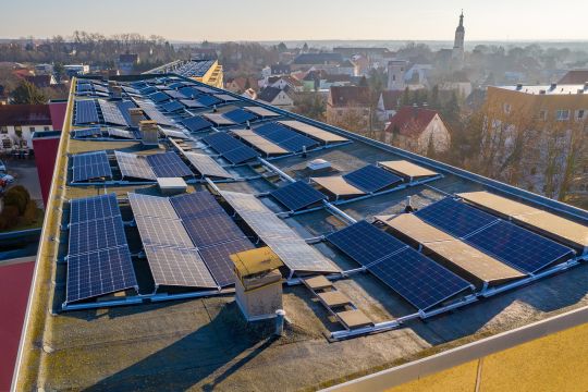 Die Flachdächer der Plattenbauten in Lauchhammer (Brandenburg) sind vollständig mit Solarpaneelen bestückt. 