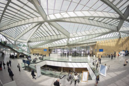 Modernes lichtdurchflutetes Atrium des World Conference Center Bonn, in dem die jährlichen vorbereitenden Klimakonferenzen stattfinden.