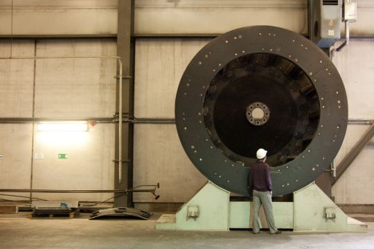 Ein Arbeiter steht vor der Kohlemühle im Kraftwerk Schwarze Pumpe