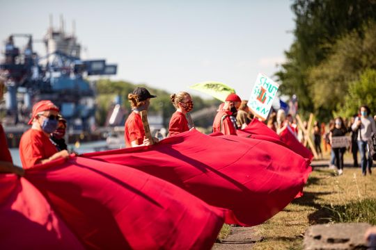 Demonstrierende bilden eine "rote Linie" am Kraftwerk Datteln 4