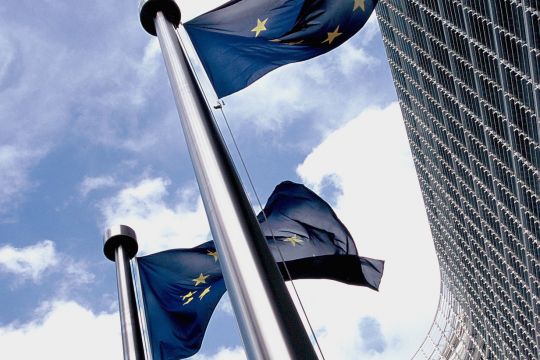Europafahnen vor dem Gebäude der EU-Kommission in Brüssel