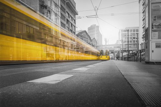 Straßenbahnen in der Berliner Friedrichstraße.