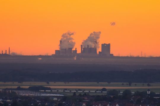 Braunkohlekraftwerk am Horizont.