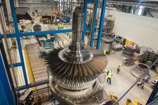 Arbeiter montieren im Siemens-Werk in St. Petersburg Stahlteile für Gasturbinen.
