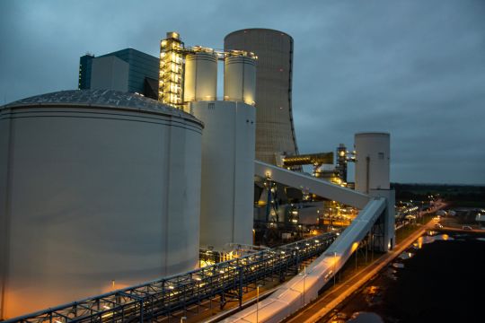 Über den Dortmund-Ems-Kanal wird kolumbianische Kohle für das Kraftwerk Datteln 4 angeliefert. Aufnahme am späten Abend.