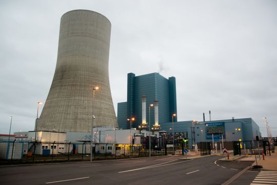 Kraftwerk Datteln 4 von der Zufahrt gesehen, im Vordergrund der 180 Meter hohen Kühlturm. 