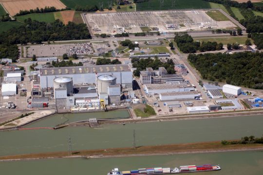 Luftaufnahme des Kernkraftwerks Fessenheim, das direkt am Rhein liegt.