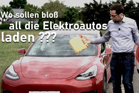 Volker Quaschning neben einem Elektroauto.